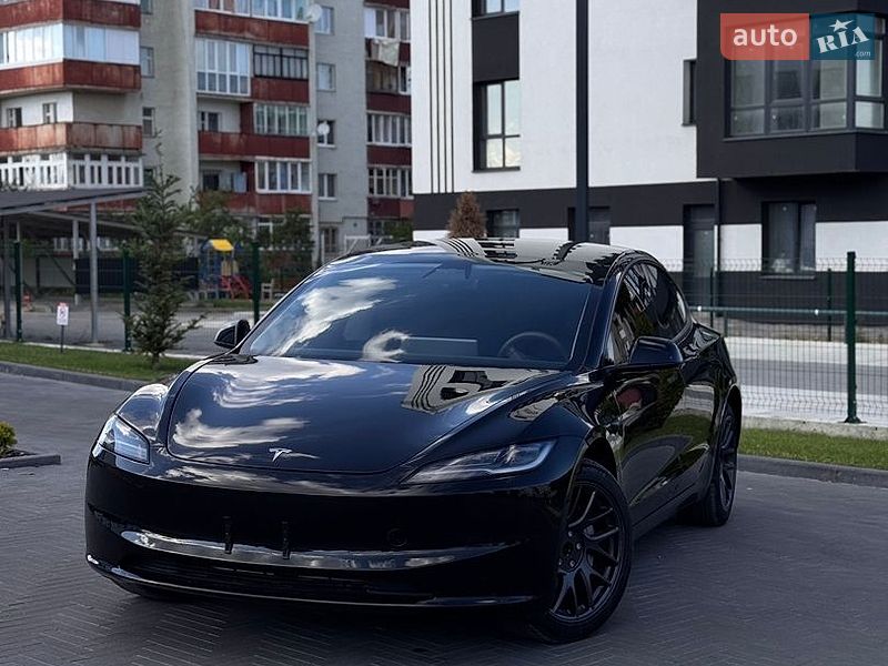 Седан Tesla Model 3 2025 в Долине