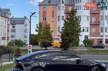 Седан Tesla Model 3 2025 в Долине