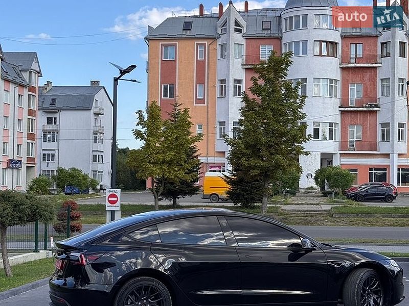 Седан Tesla Model 3 2025 в Долине