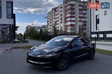 Седан Tesla Model 3 2025 в Долине