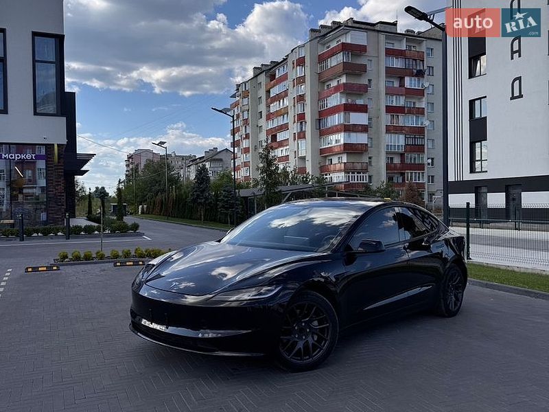 Седан Tesla Model 3 2025 в Долине