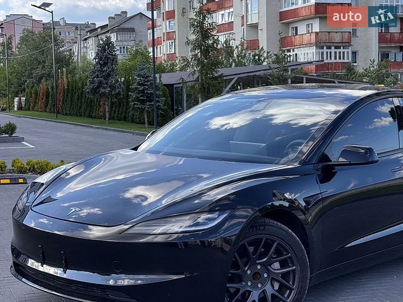 Седан Tesla Model 3 2025 в Долине
