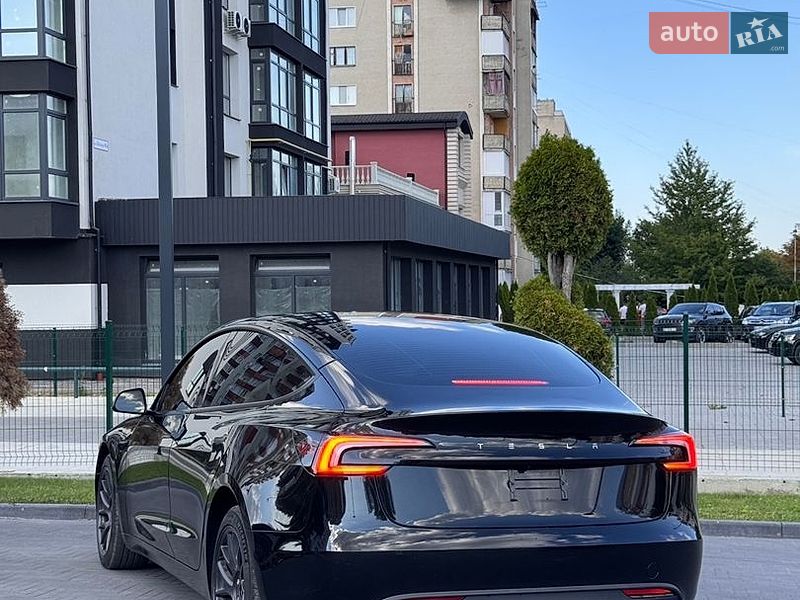 Седан Tesla Model 3 2025 в Долине