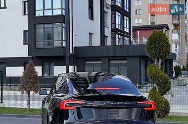 Седан Tesla Model 3 2025 в Долине