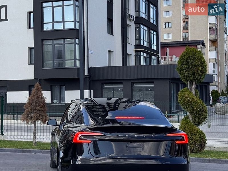 Седан Tesla Model 3 2025 в Долине