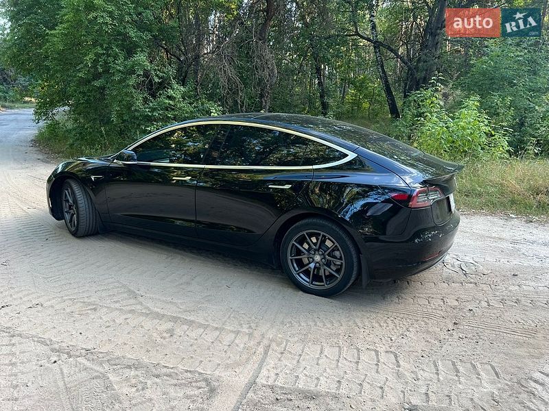 Седан Tesla Model 3 2019 в Охтирці