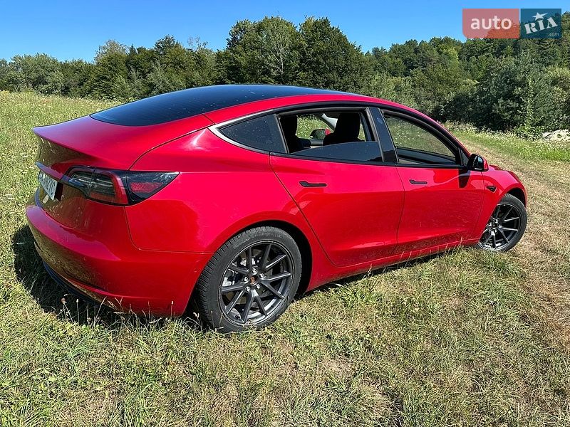 Седан Tesla Model 3 2021 в Львові