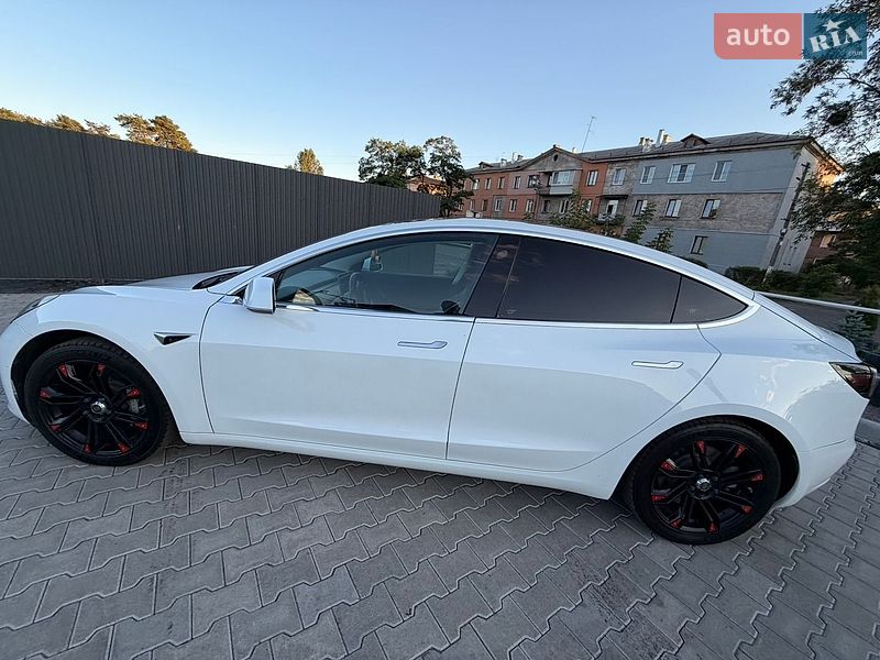 Седан Tesla Model 3 2018 в Львові
