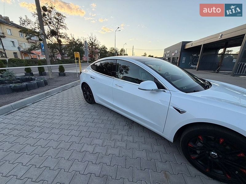 Седан Tesla Model 3 2018 в Львові