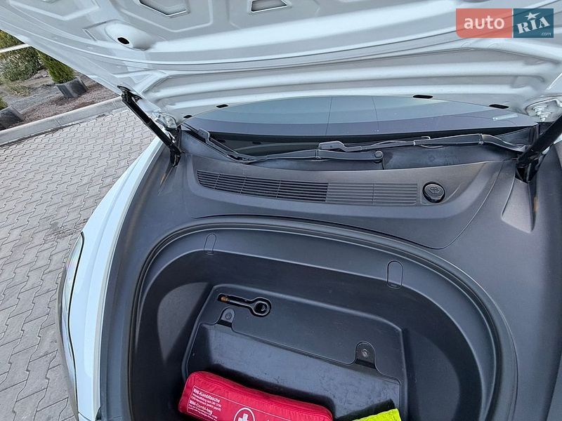 Седан Tesla Model 3 2018 в Львові