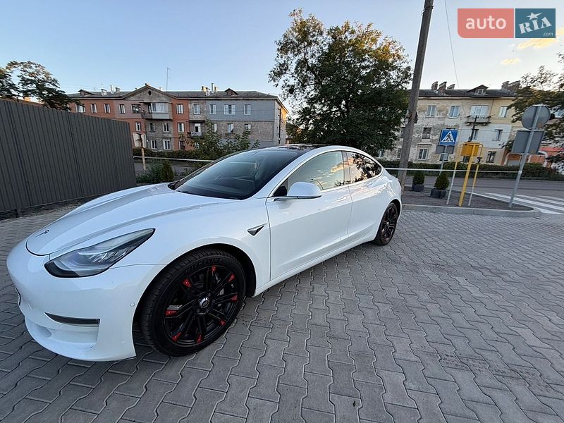 Седан Tesla Model 3 2018 в Львові