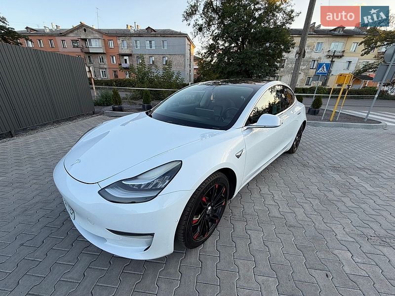 Седан Tesla Model 3 2018 в Львові