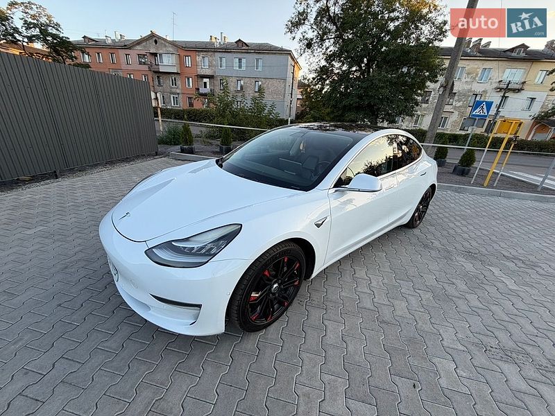 Седан Tesla Model 3 2018 в Львове