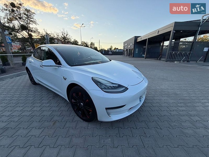 Седан Tesla Model 3 2018 в Львові