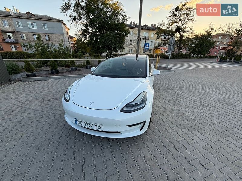Седан Tesla Model 3 2018 в Львове