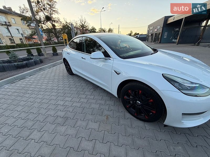 Седан Tesla Model 3 2018 в Львові