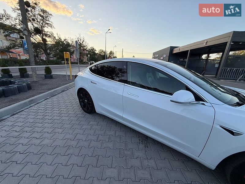 Седан Tesla Model 3 2018 в Львові