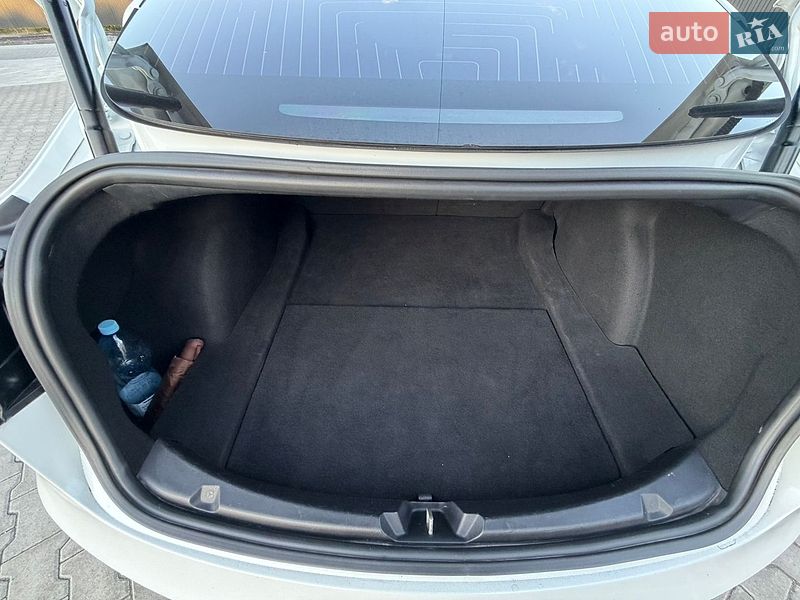 Седан Tesla Model 3 2018 в Львові