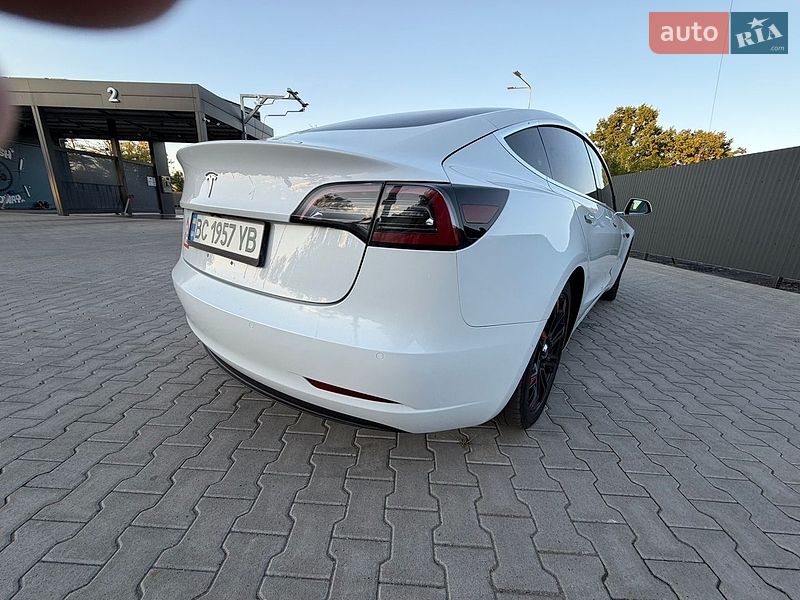 Седан Tesla Model 3 2018 в Львові
