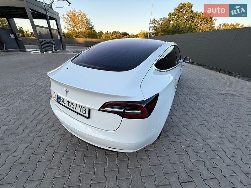 Седан Tesla Model 3 2018 в Львове