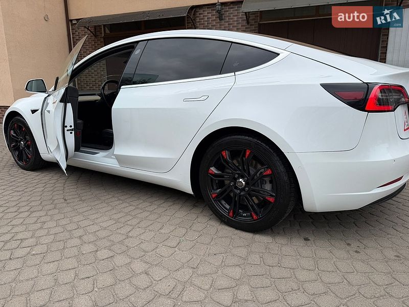 Седан Tesla Model 3 2018 в Львові