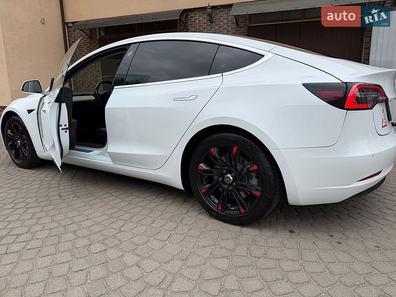 Седан Tesla Model 3 2018 в Львові