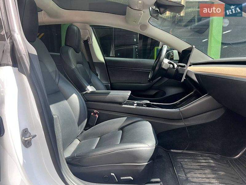 Седан Tesla Model 3 2018 в Києві