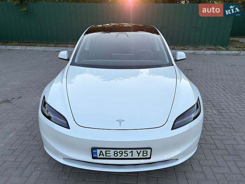 Седан Tesla Model 3 2024 в Дніпрі