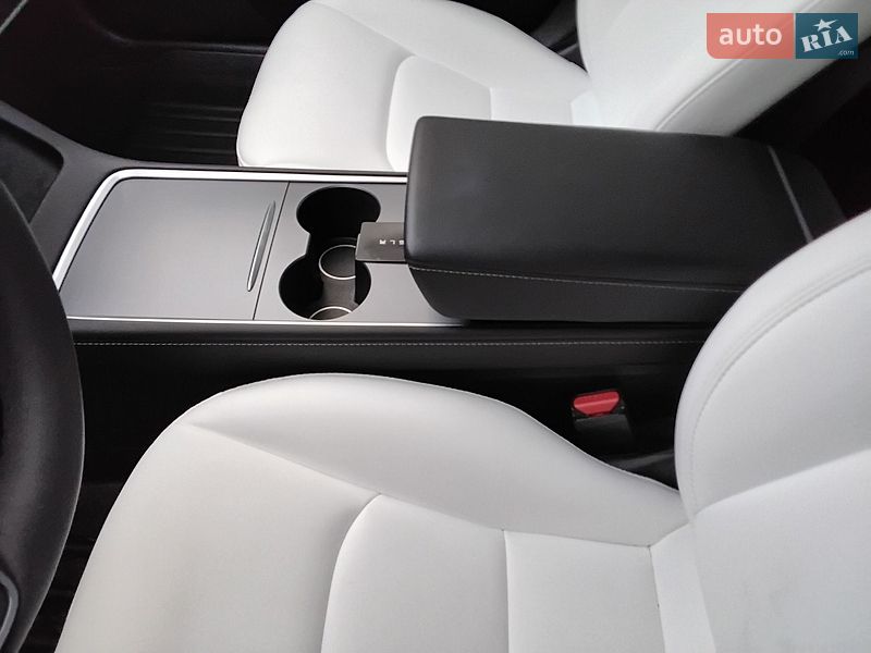 Седан Tesla Model 3 2022 в Виннице