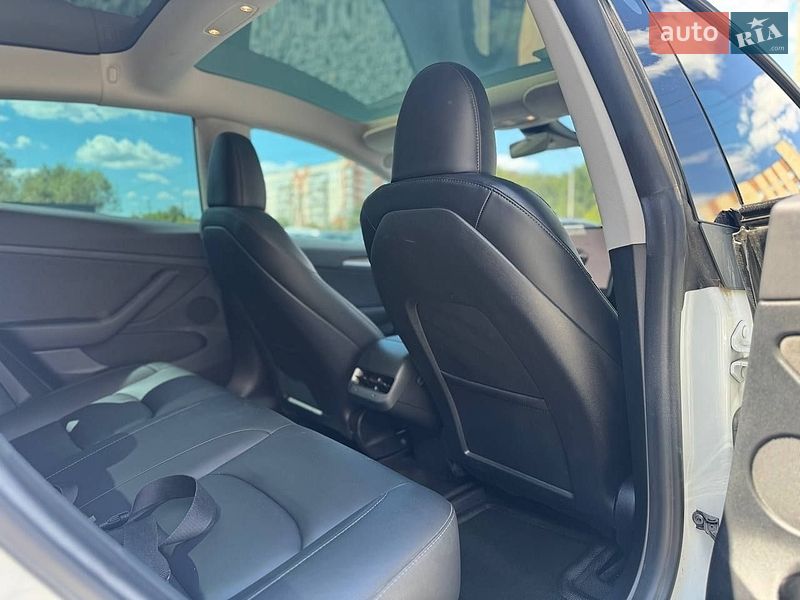 Седан Tesla Model 3 2023 в Чернівцях