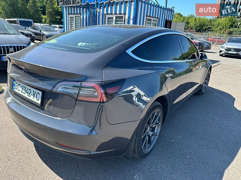 Седан Tesla Model 3 2018 в Львові