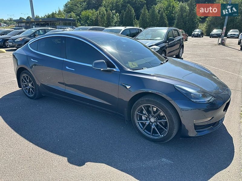 Седан Tesla Model 3 2018 в Львові