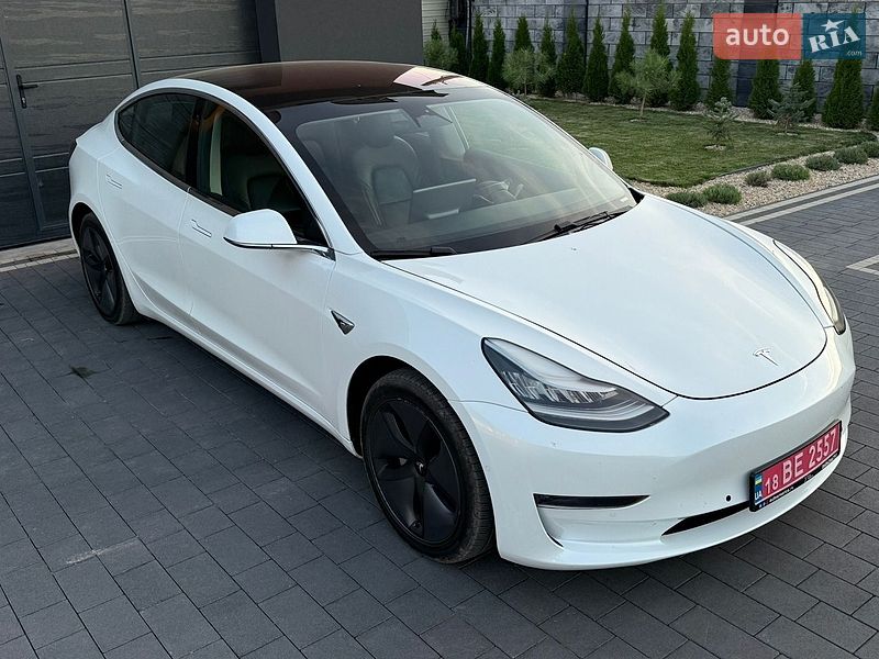 Седан Tesla Model 3 2018 в Дубні