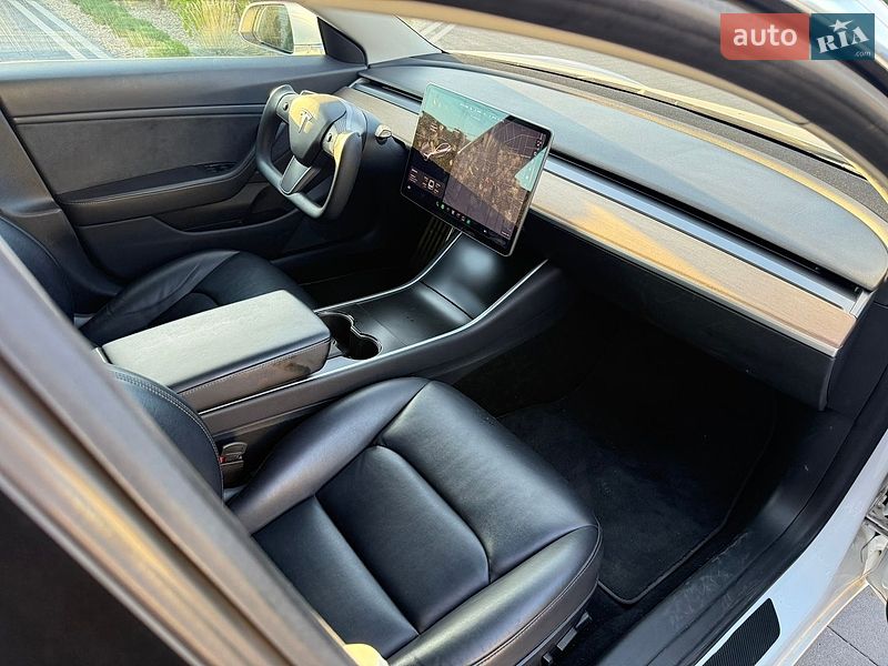 Седан Tesla Model 3 2018 в Дубні