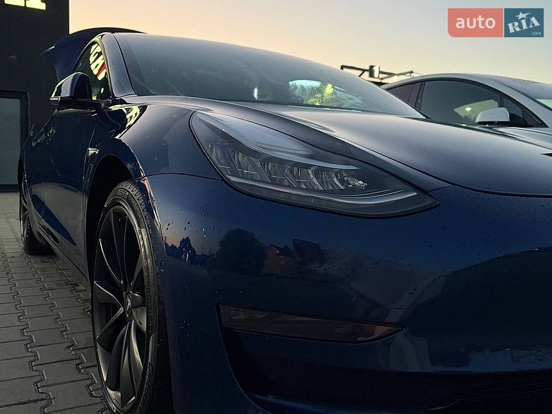 Седан Tesla Model 3 2021 в Черновцах