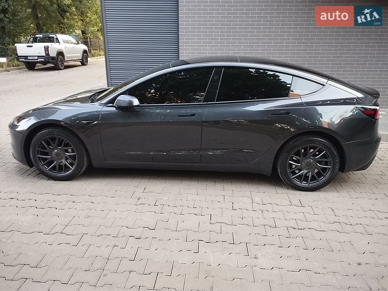 Седан Tesla Model 3 2025 в Ужгороде