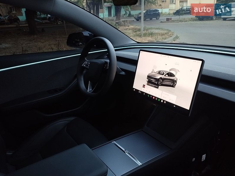 Седан Tesla Model 3 2025 в Ужгороде