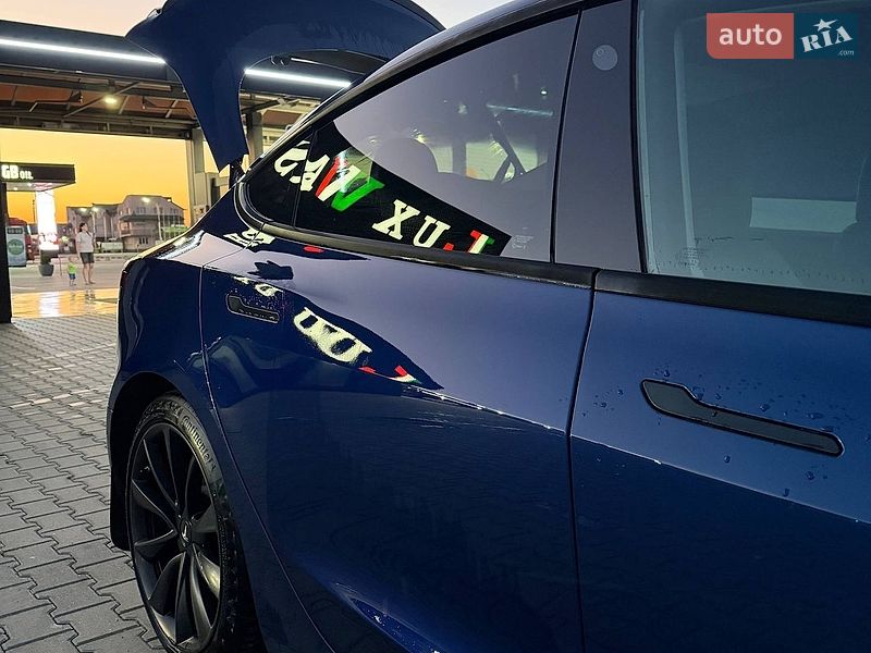Седан Tesla Model 3 2021 в Черновцах