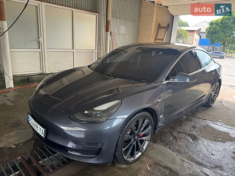 Седан Tesla Model 3 2020 в Сваляві