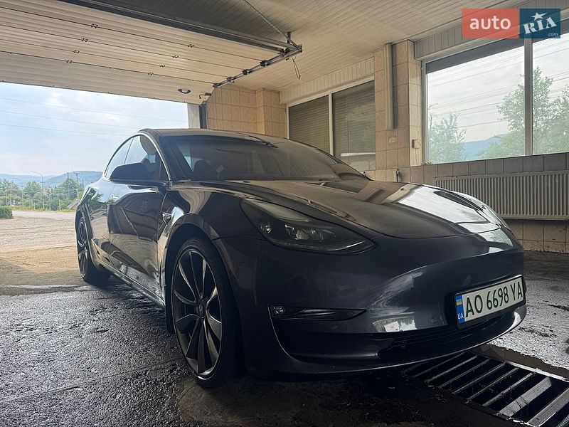 Седан Tesla Model 3 2020 в Сваляві