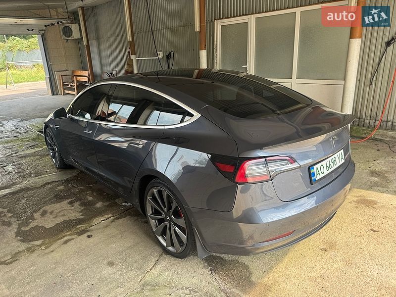 Седан Tesla Model 3 2020 в Сваляві
