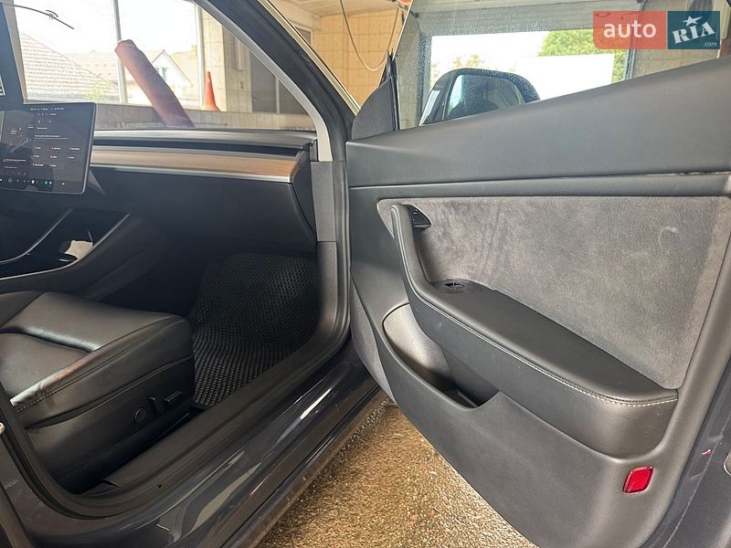 Седан Tesla Model 3 2020 в Сваляві