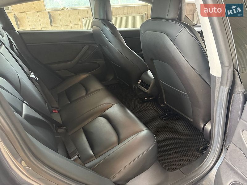 Седан Tesla Model 3 2020 в Сваляві