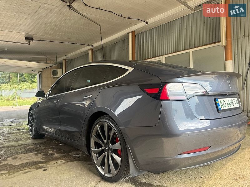 Седан Tesla Model 3 2020 в Сваляві