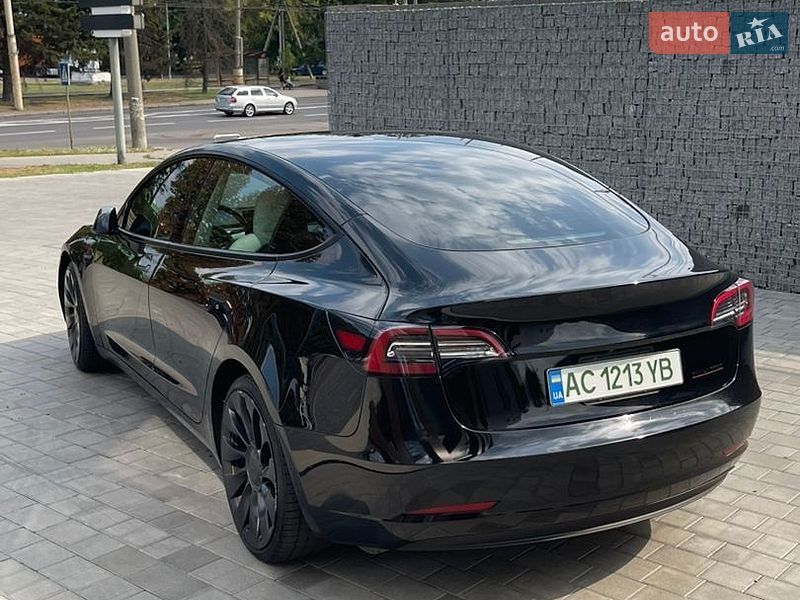 Седан Tesla Model 3 2023 в Луцке