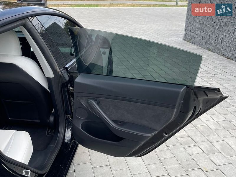 Седан Tesla Model 3 2023 в Луцке