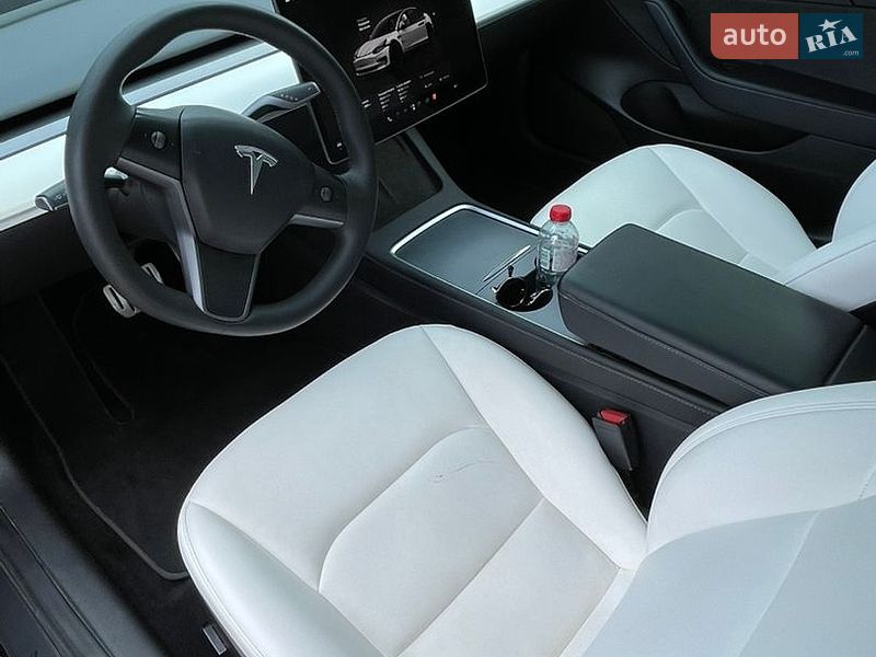 Седан Tesla Model 3 2023 в Луцке