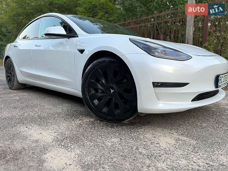 Седан Tesla Model 3 2021 в Львові