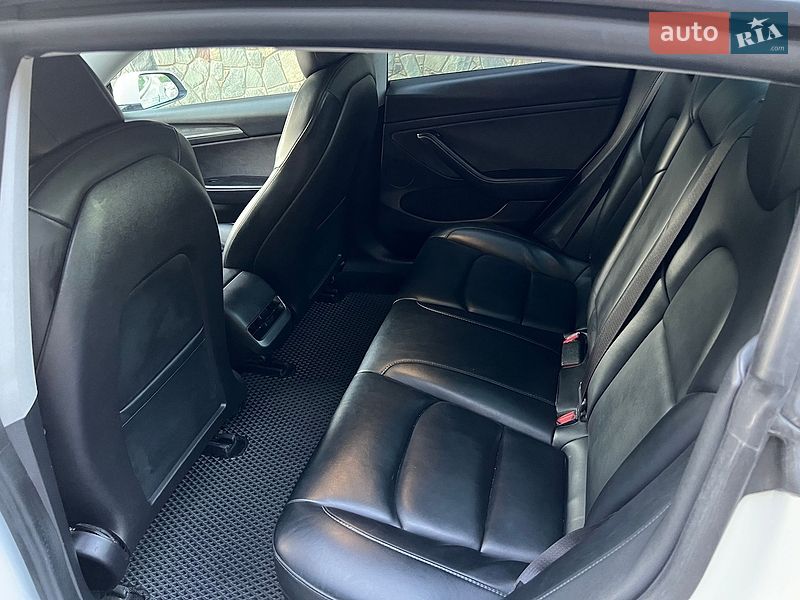 Седан Tesla Model 3 2021 в Львові