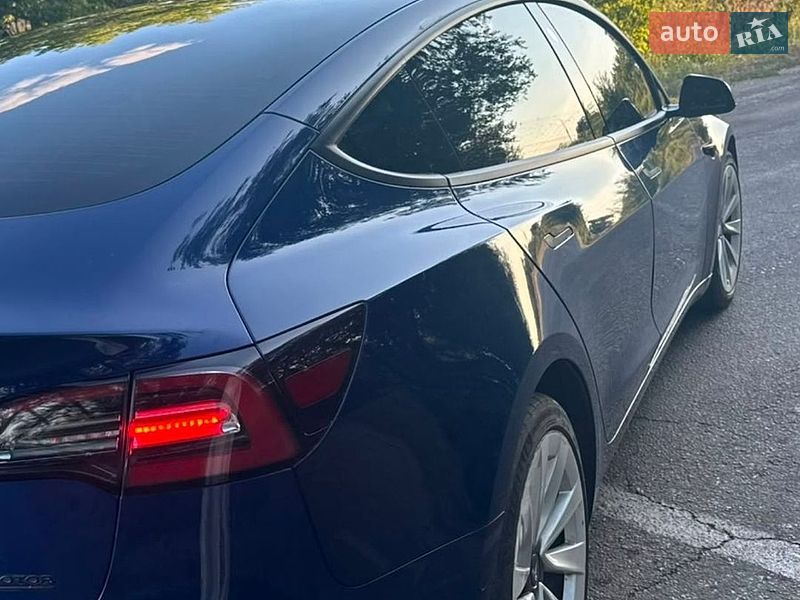 Седан Tesla Model 3 2021 в Томаковке